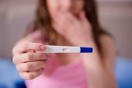 Persona usando un test de embarazo Mercadona